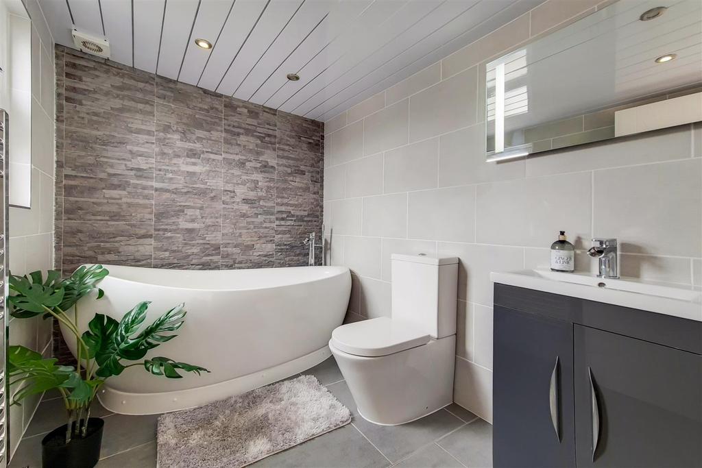 16 Bathroom-1.jpg