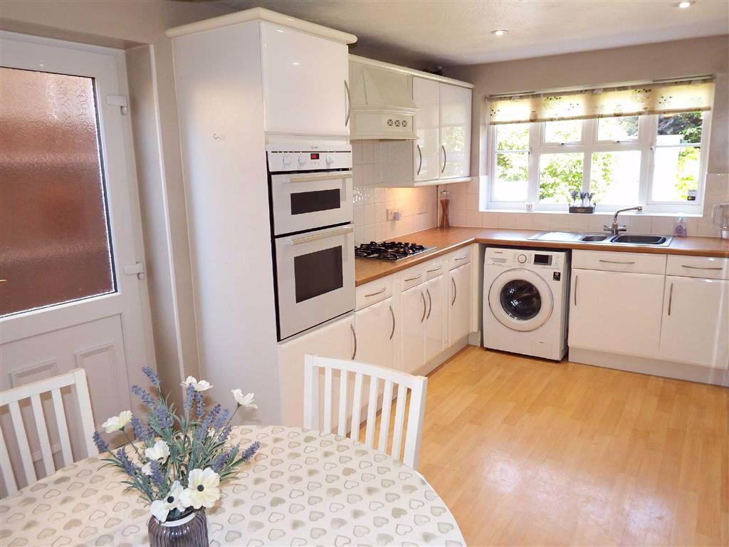 Serpentine Close, Stevenage, Hertfordshire, SG1 4 bed detached house
