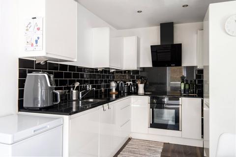 28 Abinger Mews, London, W9 3SP