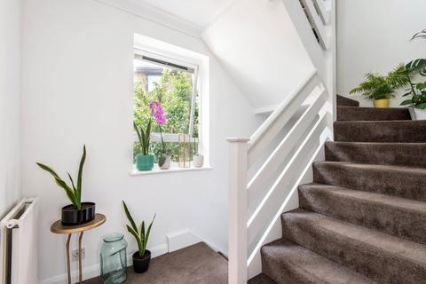 28 Abinger Mews, London, W9 3SP