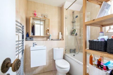 28 Abinger Mews, London, W9 3SP