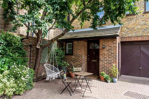 28 Abinger Mews, London, W9 3SP