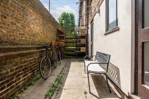 28 Abinger Mews, London, W9 3SP