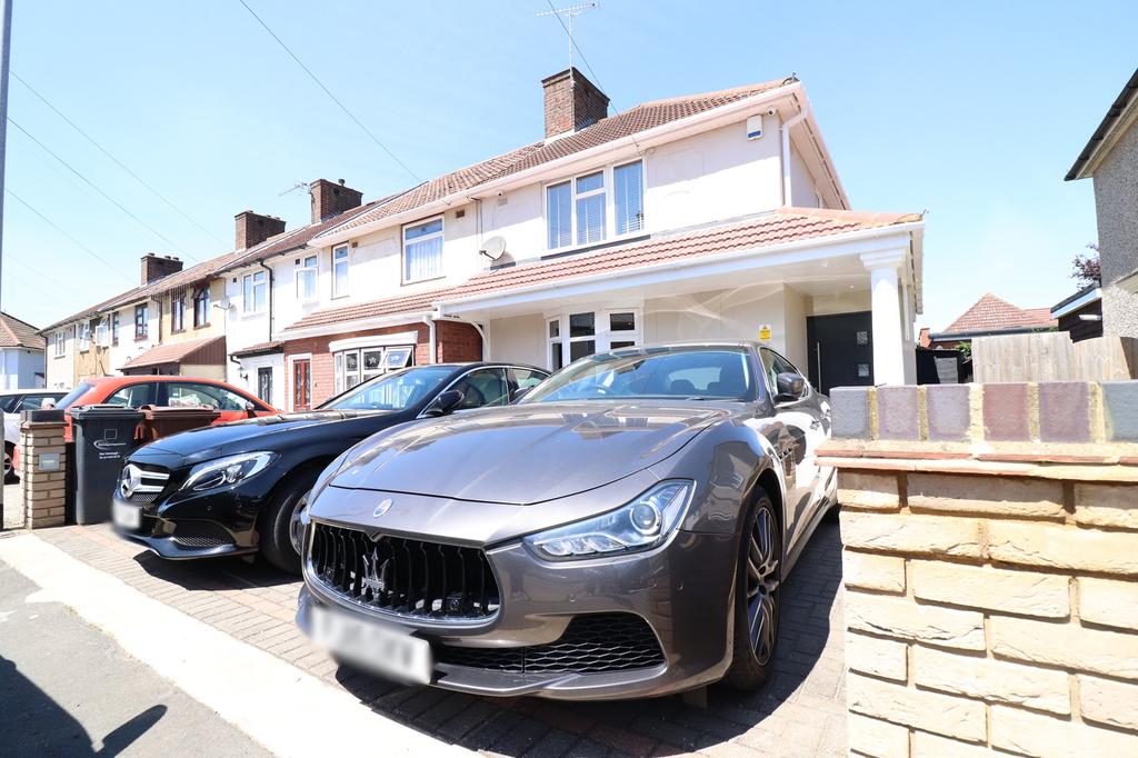 Davington Road, Dagenham RM8 3 bed semidetached house £1,350 pcm (£