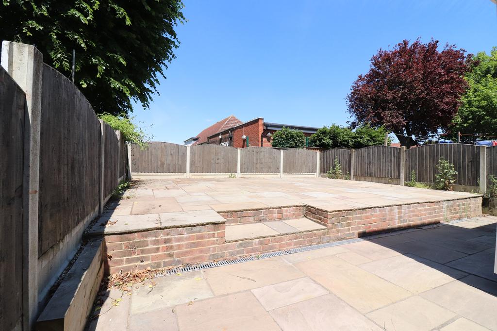 Davington Road, Dagenham RM8 3 bed semidetached house £1,350 pcm (£