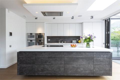 80 Thurleigh Road, London, SW12 8UD