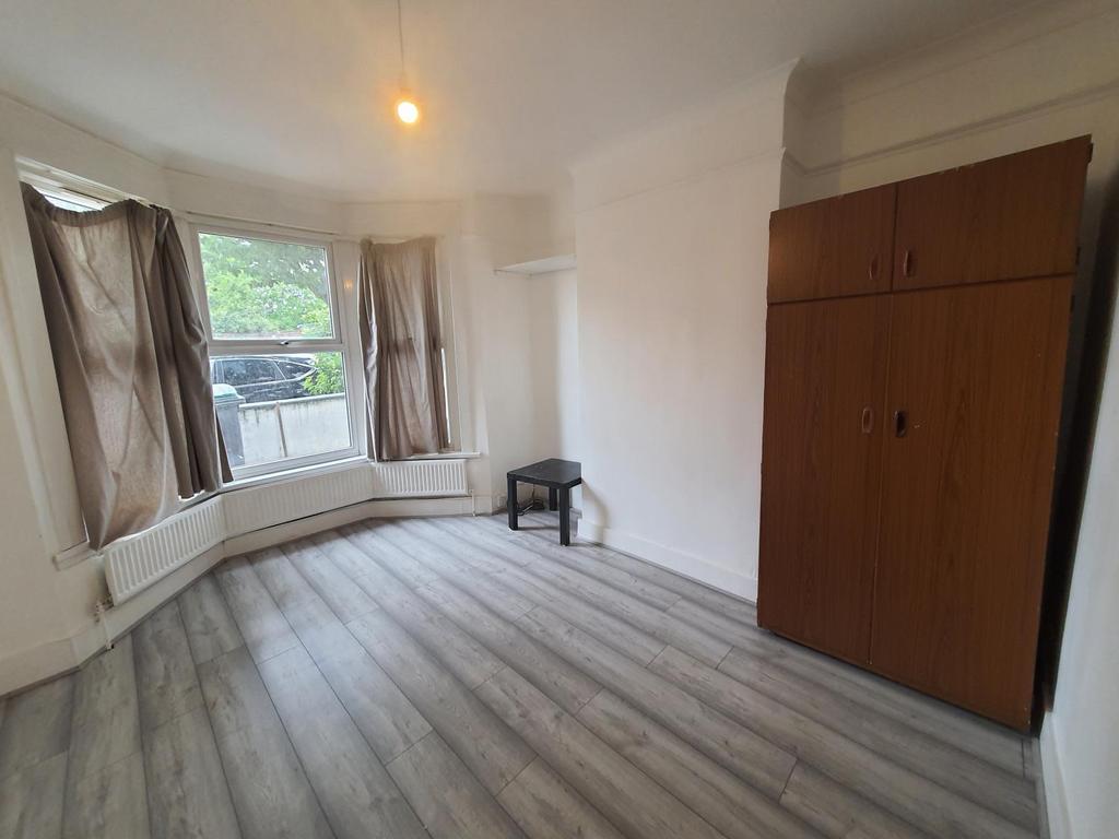 Four bedroom terraced house to let