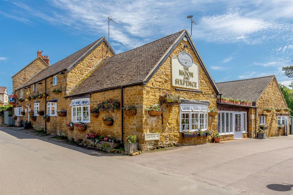 Moon & Sixpence Restaurant