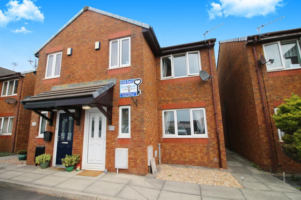 Warren Grove, ThorntonCleveleys, FY5 3 bed semidetached house £139,950