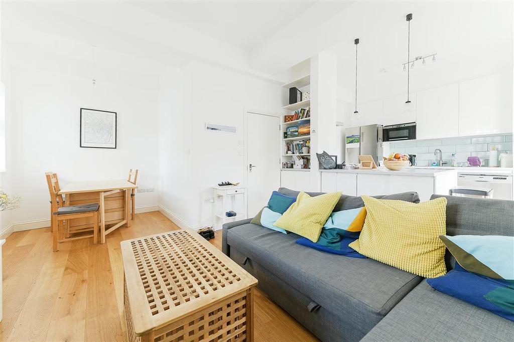 Dundonald Road, Wimbledon 2 bed apartment £1,900 pcm (£438 pw)