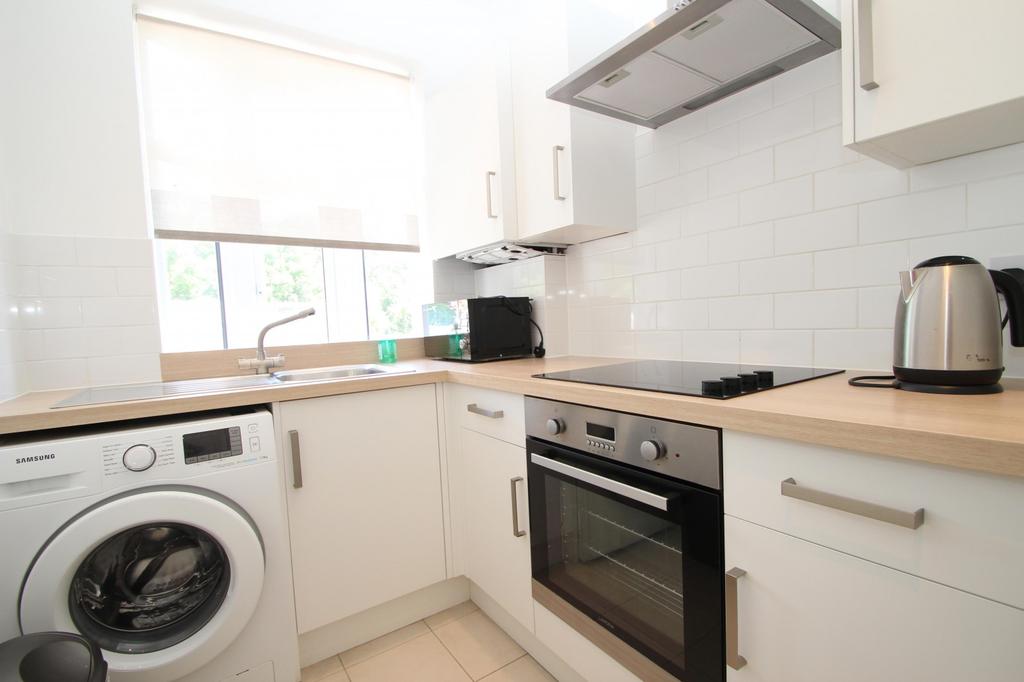 Upminster Road, Upminster, RM14 1 bed flat £900 pcm (£208 pw)