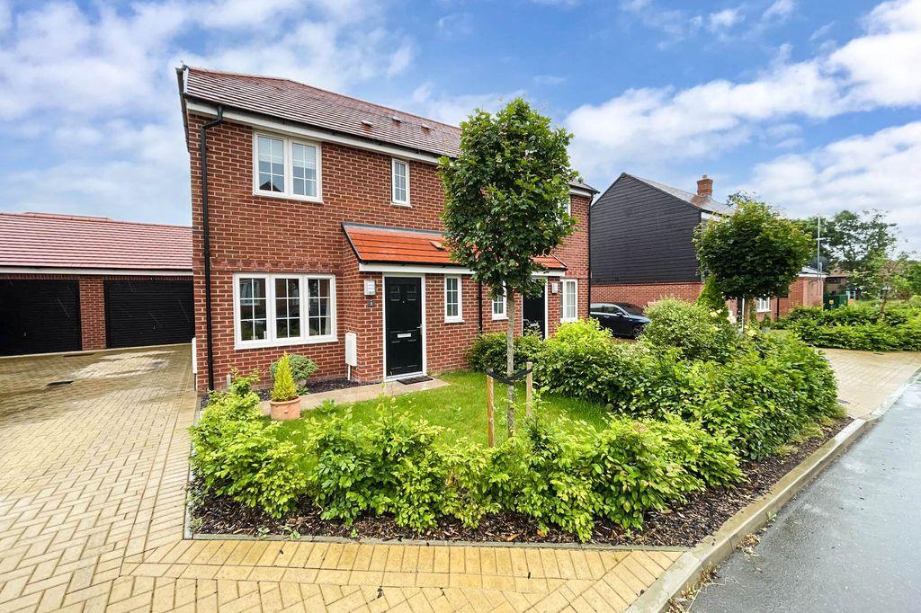 Wyndham Drive, Bramley RG26 5GN 3 bed semidetached house £360,000