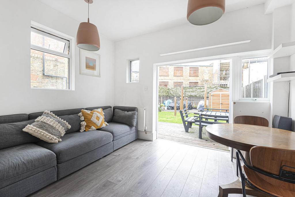 Road, Kingston Upon Thames, KT2 2 bed flat £499,950
