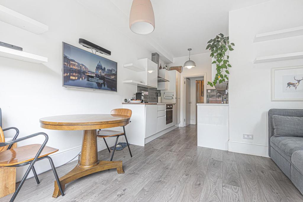 Road, Kingston Upon Thames, KT2 2 bed flat £499,950