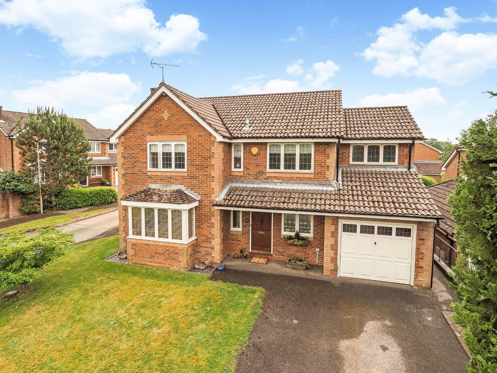River Close, Four Marks, Alton 4 bed detached house £650,000