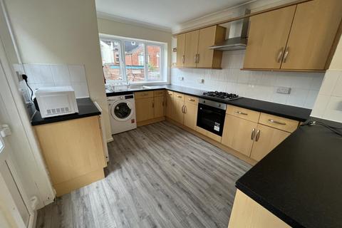 4 bedroom terraced house to rent, Park Road