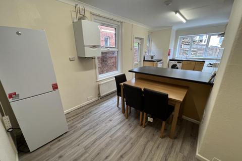 4 bedroom terraced house to rent, Park Road