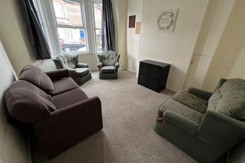4 bedroom terraced house to rent, Park Road