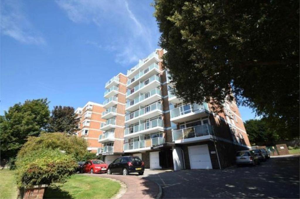 Upperton Road, Arlington House, BN21 1 bed apartment £795 pcm (£183 pw)