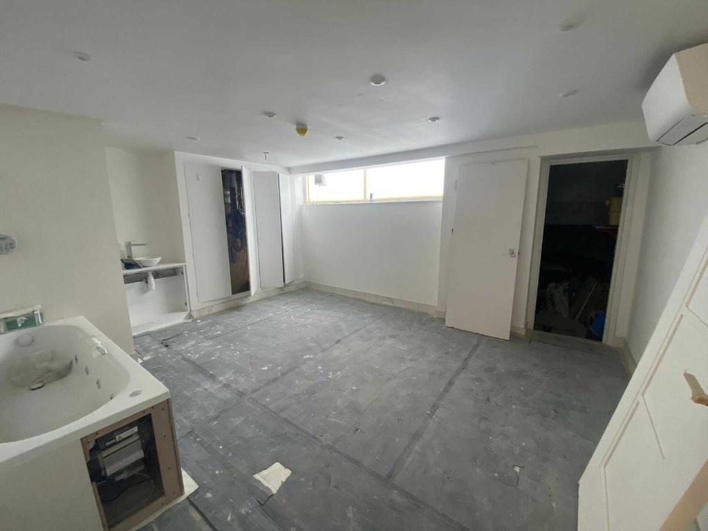 Beauchamp Place, London Retail property (high street) £4,000 pcm (£923 pw)