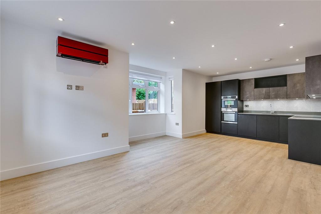 Waldeck Road, Ealing, London, W13 3 bed duplex £2,496 pcm (£576 pw)