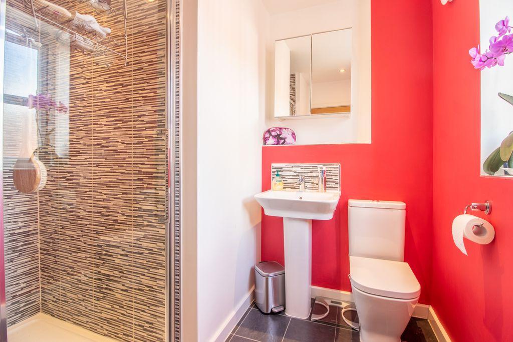 Ensuite to Bed 1