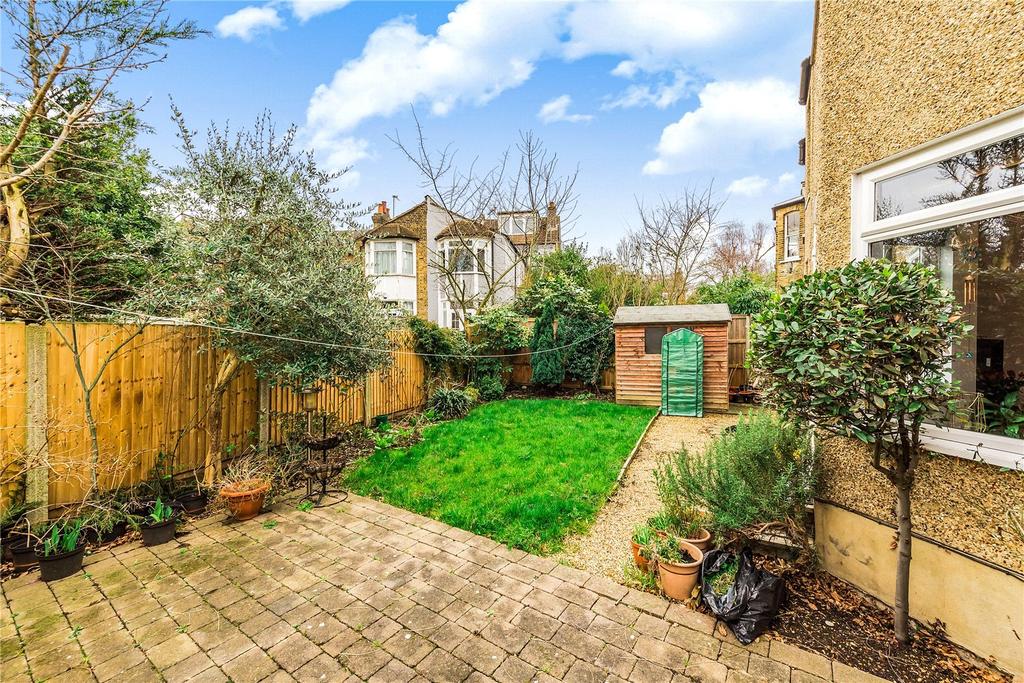 Palmerston Crescent, Palmers Green, London, N13 2 bed flat £375,000