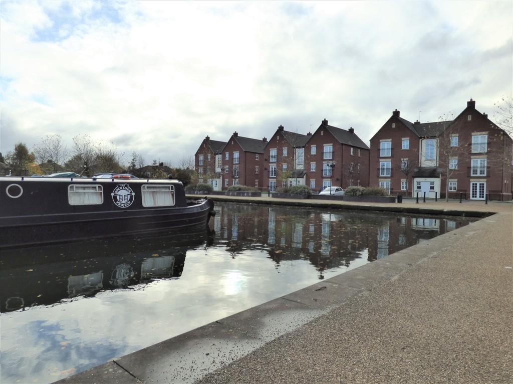 79 Marland Way, Stretford 2 bed apartment £725 pcm (£167 pw)