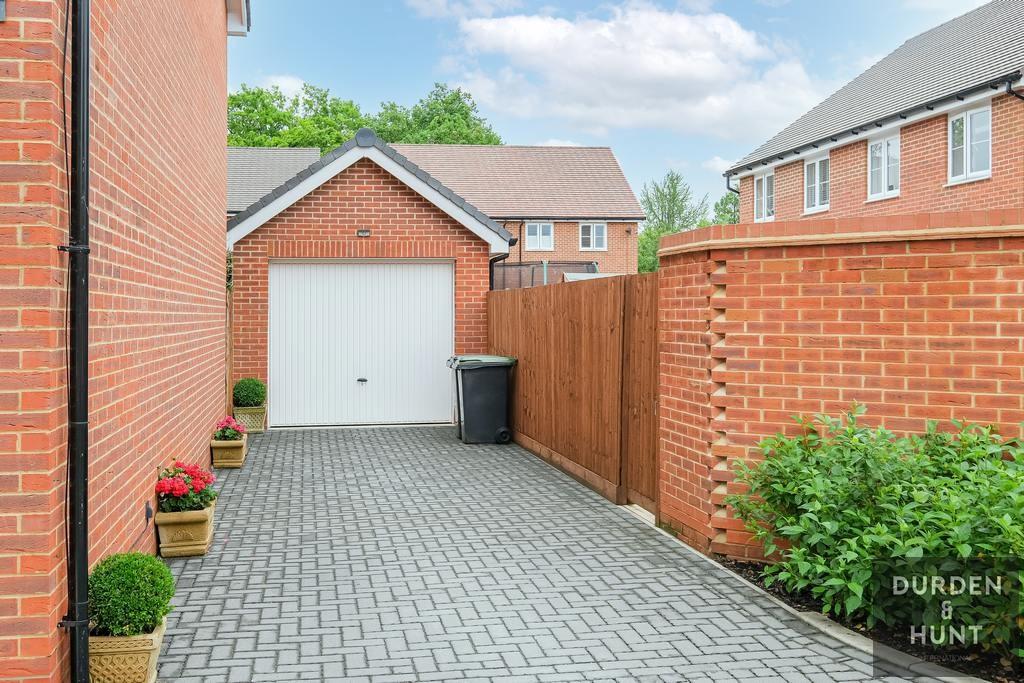 Elstar Road, Ongar, CM5 3 bed detached house £550,000