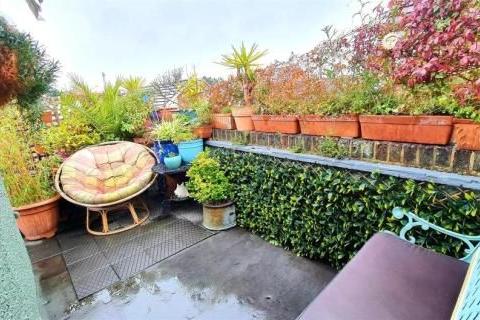 9a Cheam Common Road, Worcester Park, KT4 8TL