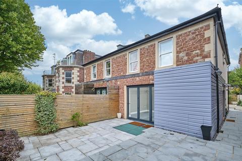 15 Pembroke Vale, Bristol, BS8 3DN