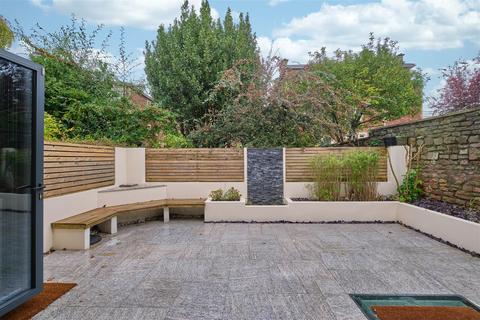 15 Pembroke Vale, Bristol, BS8 3DN