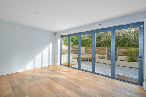 15 Pembroke Vale, Bristol, BS8 3DN