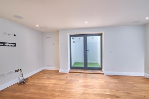 15 Pembroke Vale, Bristol, BS8 3DN