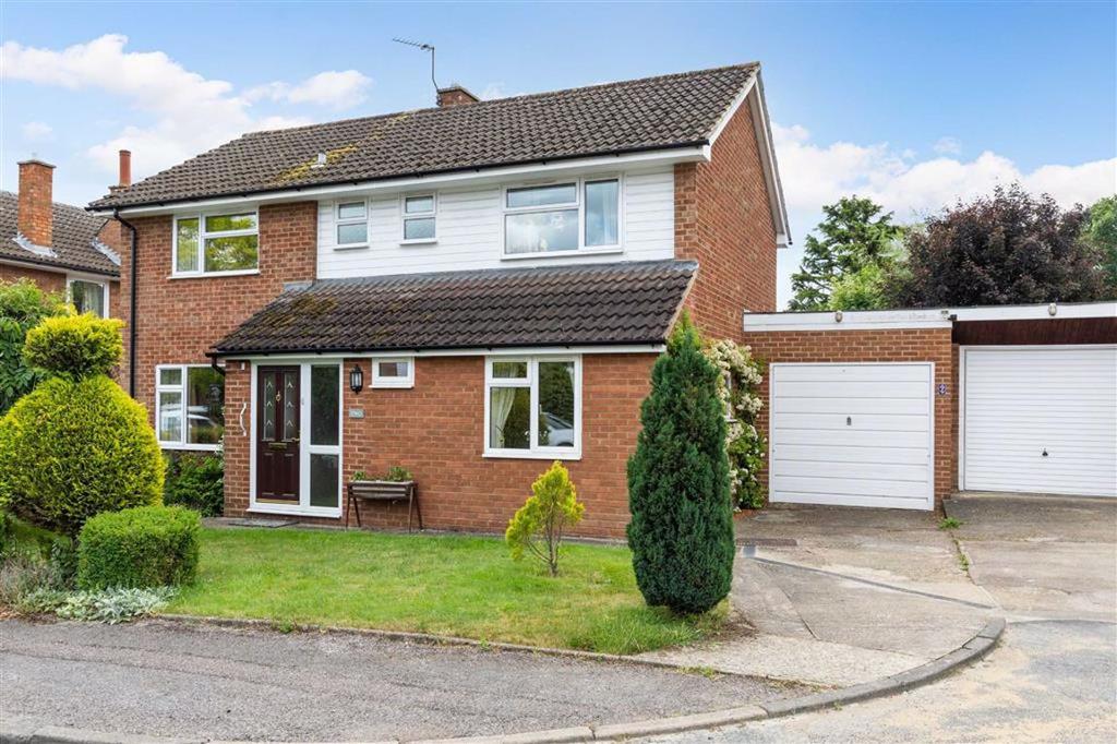 Manor Close, Ickleford, Hitchin, Hertfordshire 4 bed detached house £