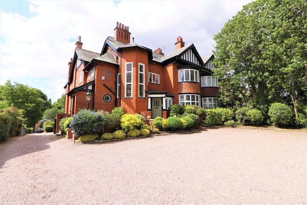 Urmston Lane, Stretford, Trafford, M32 6 bed semidetached house for