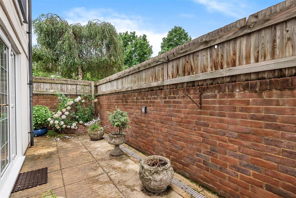 Ockham Road South, East Horsley 3 bed apartment £1,650 pcm (£381 pw)