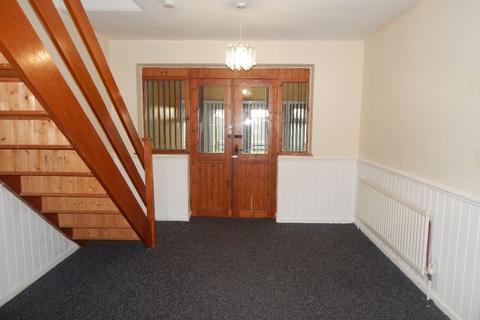3 bedroom semi-detached house to rent, 27 Manor Farm Drive