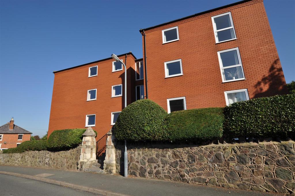 10 Etonhurst, Upper Chase Road, Barnards Green,Malvern 2 bed apartment £570 pcm (£132 pw)