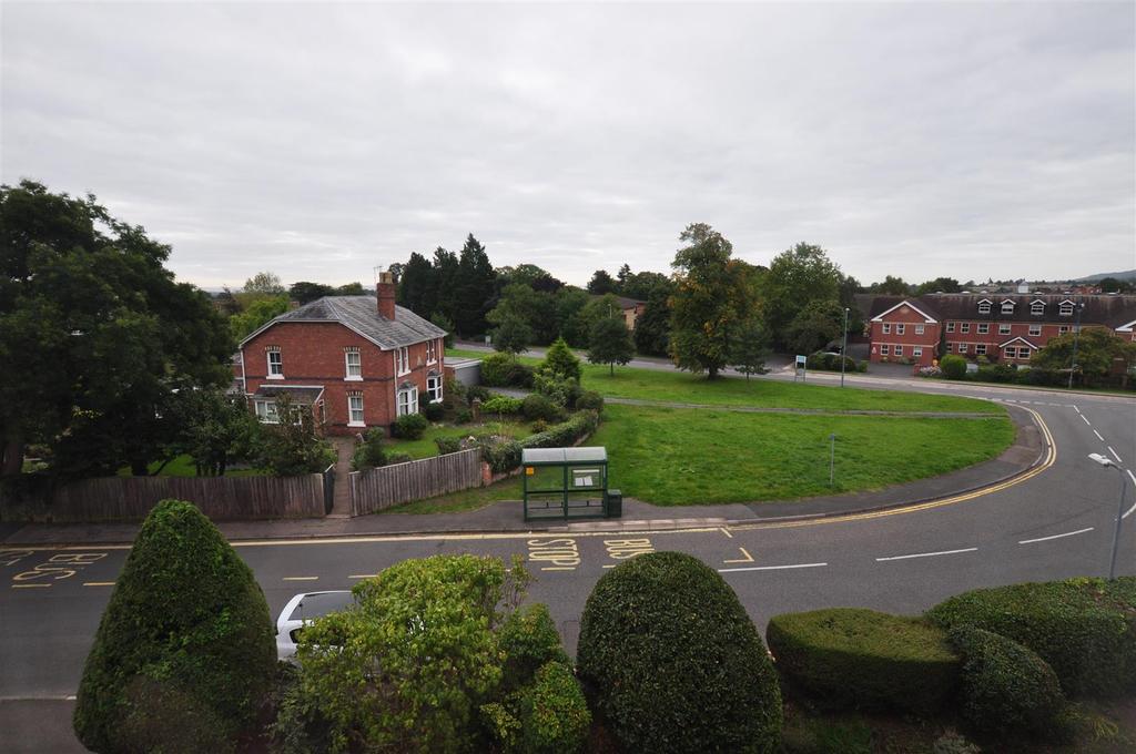 10 Etonhurst, Upper Chase Road, Barnards Green,Malvern 2 bed apartment £570 pcm (£132 pw)