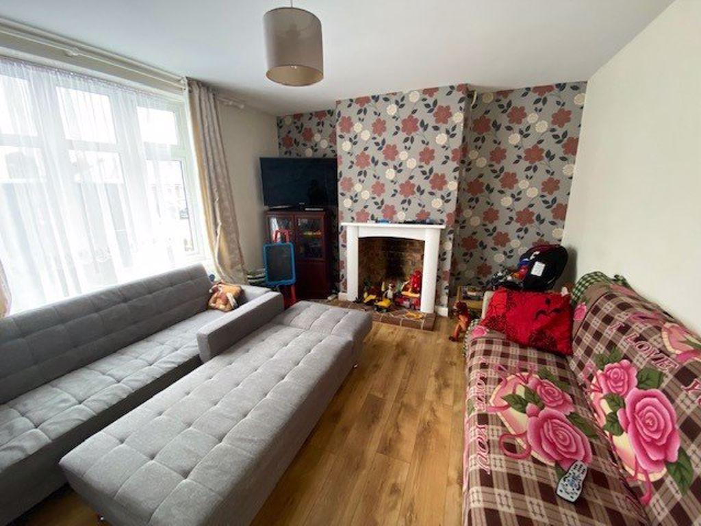 Southfield Road, Rugby, Warks 2 bed semidetached house £775 pcm (£