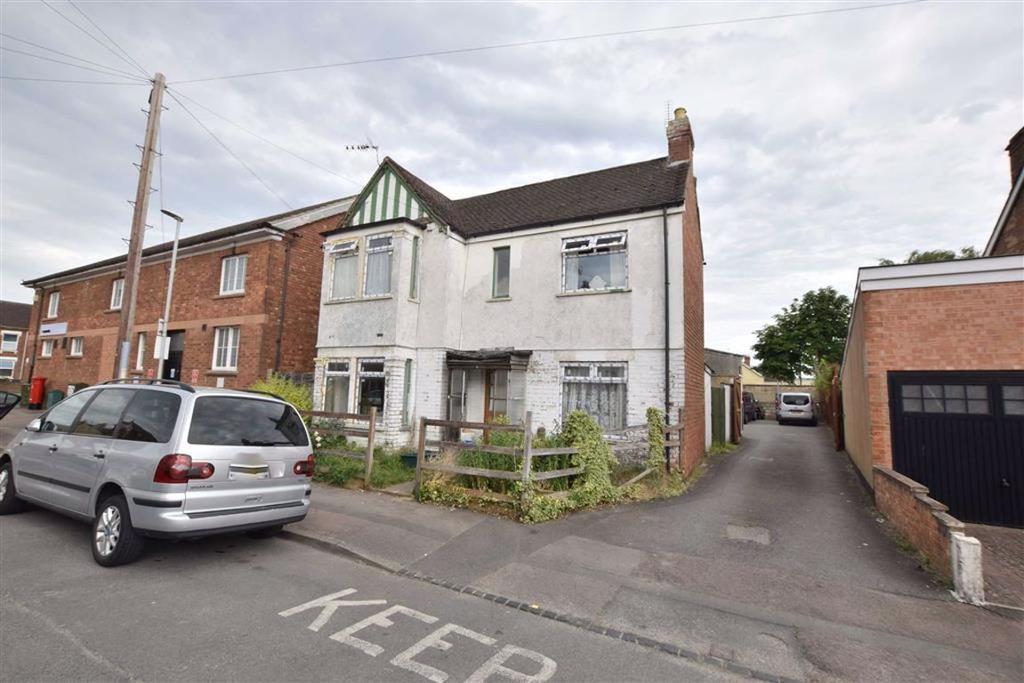Vicarage Road, Gloucester, GL1 4 3 bed detached house £210,000