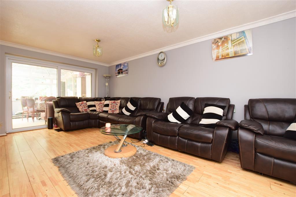 The Glades, East Grinstead, West Sussex 3 bed end of terrace house £
