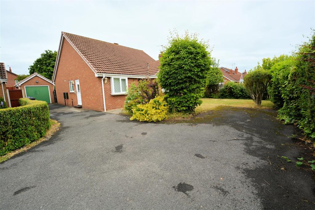 Acorn Way, Thorpe Willoughby 2 bed detached bungalow £800 pcm (£185 pw)