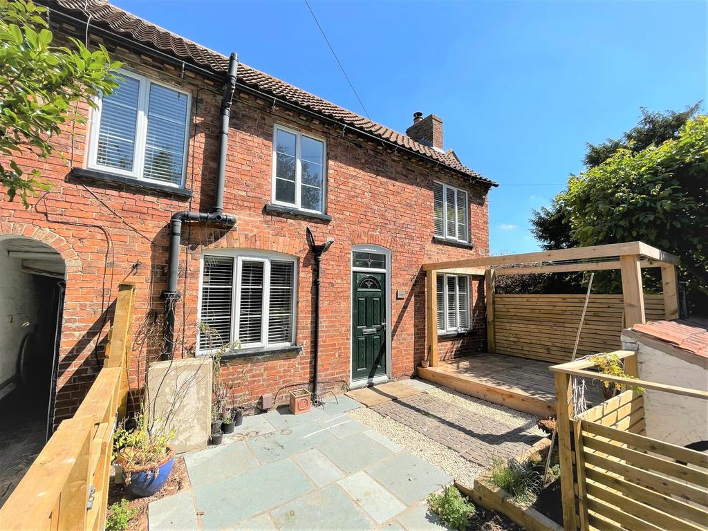 The Banks, Bingham, Nottingham 2 bed semidetached house £215,000