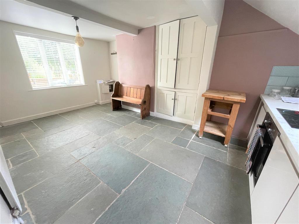 The Banks, Bingham, Nottingham 2 bed semidetached house £215,000