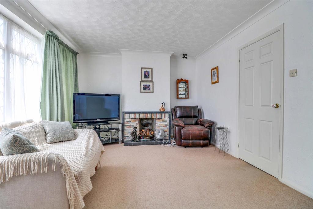 Oakfield Road, Benfleet 2 bed detached house £400,000