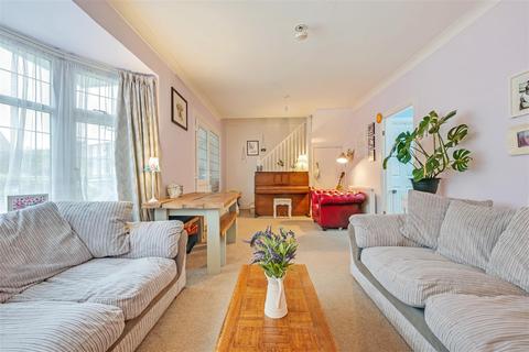 3 Castle Drive, Rayleigh, SS6 7HT