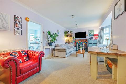 3 Castle Drive, Rayleigh, SS6 7HT