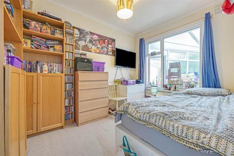 3 Castle Drive, Rayleigh, SS6 7HT
